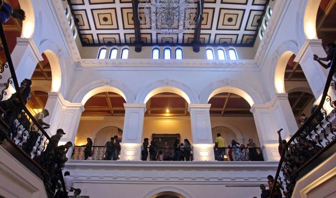 Les gens se pressent à l'intérieur de la résidence officielle du président sri-lankais, à Colombo, le 10 juillet 2022. (Photo, AFP)