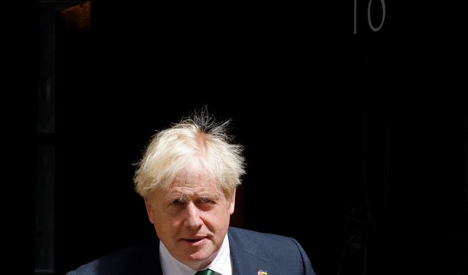 Le Premier ministre britannique Boris Johnson se dirige vers une voiture alors qu'il part du 10 Downing Street dans le centre de Londres, le 13 juillet 2022, pour se rendre au Parlement pour la session hebdomadaire des questions du Premier ministre (PMQ). (Photo, AFP)