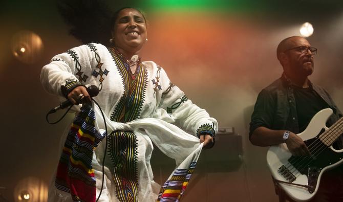 Vêtue d'une robe blanche brodée traditionnelle, la chanteuse éthiopienne Selamnesh Zéméné, a fait swinguer son public sur des gammes pentatoniques. (Photo, AFP)