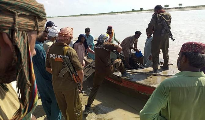 Des policiers et des villageois locaux se préparent à rechercher les victimes noyées sur le fleuve Indus après qu'un bateau surpeuplé transportant une fête de mariage pakistanaise a chaviré à la périphérie de la ville de Sadiqabad, le 18 juillet 2022. (Photo, AFP)