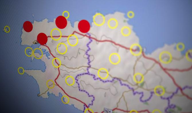 Une carte avec des points d'alerte rouge sur le nord du département du Finistère à la station météorologique de Guipavas, dans l'ouest de la France, le 18 juillet 2022. (Photo, AFP)