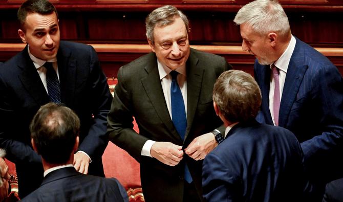 Le Premier ministre italien Mario Draghi s'entretient avec ses ministres lors du débat sur la crise gouvernementale suite à sa démission la semaine précédente, au Sénat à Rome le 20 juillet 2022. (Photo, AFP)