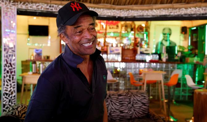 Yannick Noah, casquette vissée sur la tête, en short et pieds nus, à Etoudi, son quartier à la sortie de la capitale Yaoundé. (Photo, AFP)