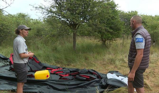 Zodiac, gilets de sauvetage: haque semaine, des centaines de kilos de déchets laissés par le trafic migratoire doivent être évacués des dunes de Flandre, un espace naturel protégé sur le littoral nord de la France. (Photo, AFP)