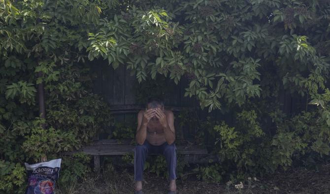 Un Ukrainien couvre son visage de fumée après un bombardement à Bakhmout, dans l'est de l'Ukraine, le 31 juillet 2022. (Photo, AFP)