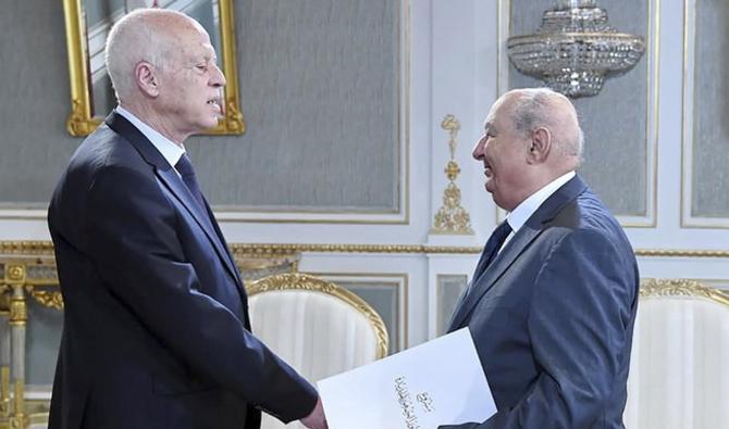 Sadok Belaïd, chef de la «Commission nationale consultative pour une nouvelle République», soumettant un projet de nouvelle constitution au président Kais Saied au Palais de Carthage à Tunis. (Photo, Archives, AFP)