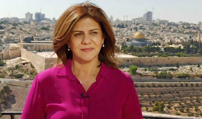 Shireen Abu Akleh, journaliste d'Al-Jazeera, lors d'un de ses reportages à Jérusalem. (Dossier/AFP)