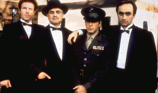 Cette image publiée par Paramount Pictures montre, de gauche à droite, James Caan dans Sonny Corleone, Marlon Brando dans Don Vito Corleone, Al Pacino dans Michael Corleone et John Cazale dans Fredo Corleone du film «Le Parrain», sur la mafia italo-américaine. (AP)