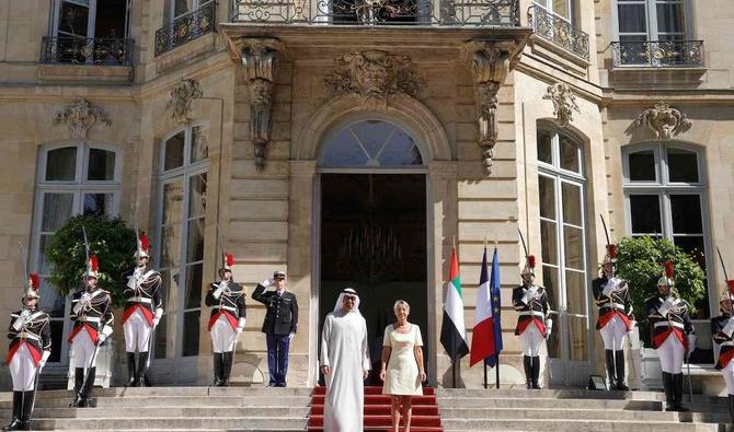 Le président des EAU, cheikh Mohammed ben Zayed al-Nahyane, est reçu par la Première ministre française, Elisabeth Borne, à l’Hôtel de Matignon, le 19 juillet 2022. (Photo, AFP)