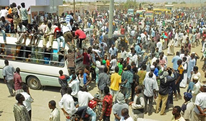 Des dizaines de Haoussas se rassemblent mardi devant les bureaux du gouvernement local à Port-Soudan, sur la mer Rouge, pour demander justice pour des camarades tués dans un conflit foncier meurtrier avec un groupe ethnique rival dans le sud du pays. (Photo, AFP))