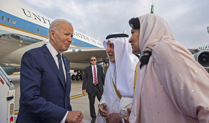 Le gouverneur de La Mecque, le prince Khaled al-Faisal, et la princesse Rima bent Bandar al-Saoud, ambassadrice d'Arabie Saoudite à Washington, accueillent le président américain Joe Biden à Djeddah. (Photo, AFP)