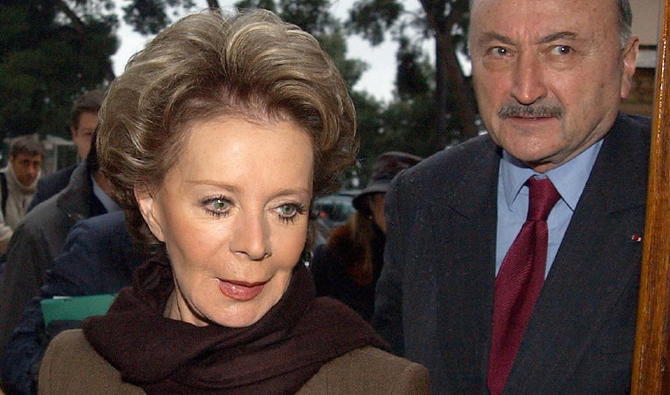 Lily Safra, la veuve du milliardaire Edmond Safra, arrive accompagnée de l'un de ses avocats, Me Georges Kiejman, le 21 novembre 2002 au palais de justice de Monaco, pour assister au procès de l'infirmier américain Ted Maher, auteur présumé de l'incendie de leur appartement de Monaco qui a couté la vie à son mari ainsi qu'à l'infirmière de ce dernier en 1999. (Photo, Archives, AFP)