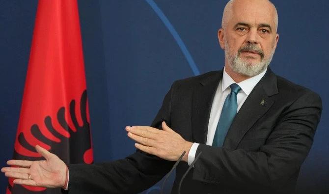 Le Premier ministre albanais, Edi Rama, a passé en revue les relations bilatérales avec Mohammed ben Salmane, lors de la visite du prince héritier en Grèce. (Photo, AFP)