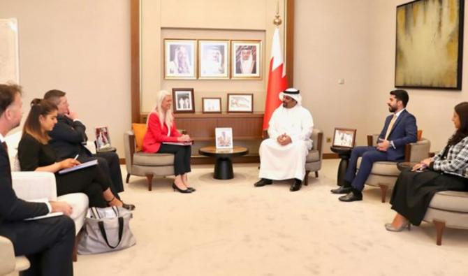 Le ministre bahreïni des Finances, Sheikh Salmane ben Khalifa Al-Khalifa, rencontre la ministre d'État britannique pour l'Asie et le Moyen-Orient, Amanda Milling. (BNA)