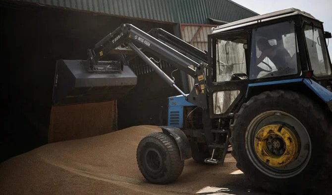 Un agriculteur sur un tracteur transporte du grain dans l'entrepôt de Vitalii Kistrytsya, alors que l'attaque russe contre l'Ukraine se poursuit, dans la région de Dnipropetrovsk. (Reuters)