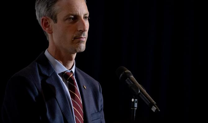 Le porte-parole du département d'État américain Ned Price écoute le secrétaire d'État américain Antony Blinken lors d'une conférence de presse à Bangkok, le 10 juillet 2022. (Photo, AFP)