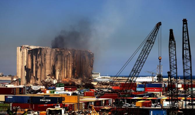 La fumée s'élevant des silos à grains de Beyrouth qui ont été gravement endommagés en 2020 par une énorme explosion, le 29 juillet 2022. (Photo, AFP)