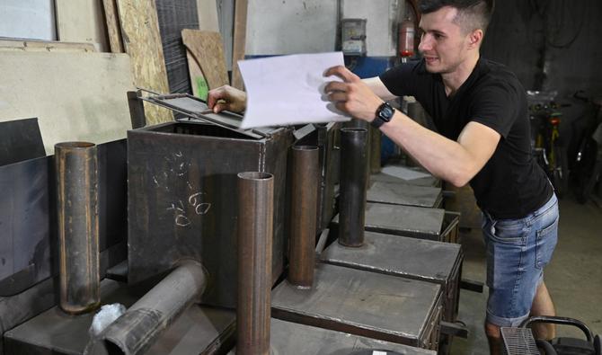 Le forgeron Anton Zaïka, 32 ans, dans son atelier de Soumy, une ville de 260 000 habitants à seulement 25 kilomètres de la frontière avec la Russie, le 1er août 2022. (Photo, AFP)