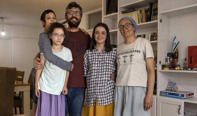 Les réfugiés juifs ukrainiens Eduard German, sa femme Olena et leurs enfants Ilana, David et Adael posent pour une photo chez eux dans la colonie israélienne de Maalé Adoumim en Cisjordanie occupée, à la périphérie Est de Jérusalem, le 4 août 2022. (Photo, AFP)