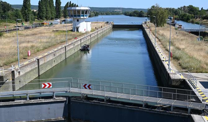 Un béluga nage entre deux écluses sur la Seine, à Notre-Dame-de-la-Garenne, dans le nord-ouest de la France, le 6 août 2022. (Photo, AFP)