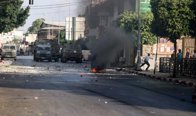 Des Palestiniens affrontent les troupes israéliennes lors d'un raid sur la ville cisjordanienne de Naplouse, le 9 août 2022. (Photo, AFP)