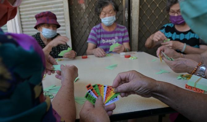 Des résidents âgés jouent aux cartes sur les îles Kinmen, le 10 août 2022. (Photo, AFP)