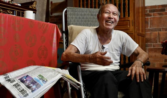 Yang Yin-shih, ancien combattant de 92 ans, lit son journal à portée de missile de l'ennemi. (Photo, AFP)