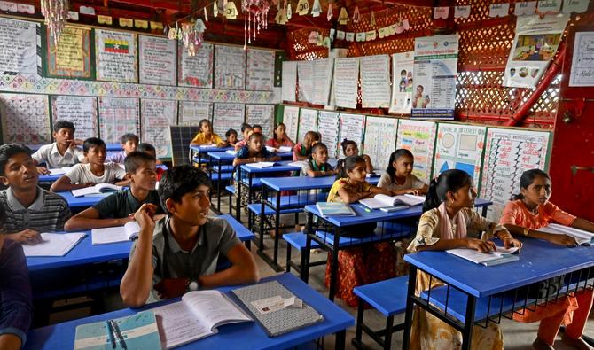 Des enfants réfugiés rohingyas assistent à un cours dans une école du camp de réfugiés de Kutupalong à Ukhia, le 10 août 2022. (Photo, AFP)