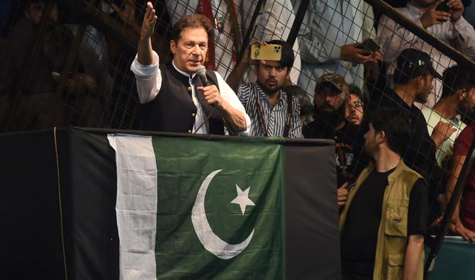 L'ancien Premier ministre pakistanais et chef du parti pakistanais Tehreek-e-Insaf (PTI), Imran Khan, prononce un discours devant ses partisans lors d'un rassemblement célébrant le 75e anniversaire de la fête de l'indépendance du Pakistan à Lahore, le 13 août 2022. (Photo, AFP)
