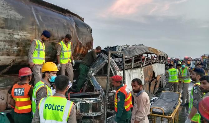 Des secouristes recherchent des victimes dans l'épave brûlée d'un bus à la suite d'une collision nocturne entre un bus de passagers et un pétrolier dans le district de Multan, le 16 août 2022. (Photo, AFP)