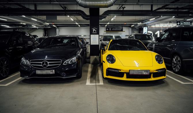 Des voitures de sport de luxe immatriculées en Russie remplissent le parking de l'aéroport d'Helsinki le 19 août 2022, à Vantaa, en Finlande. (Photo, AFP)