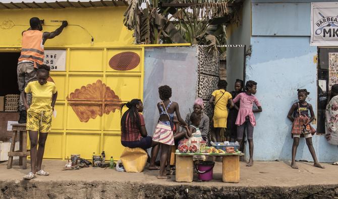 Les gens se tiennent le long de la route dans le quartier populaire de Viana à Luanda, le 21 août 2022. (Photo, AFP)