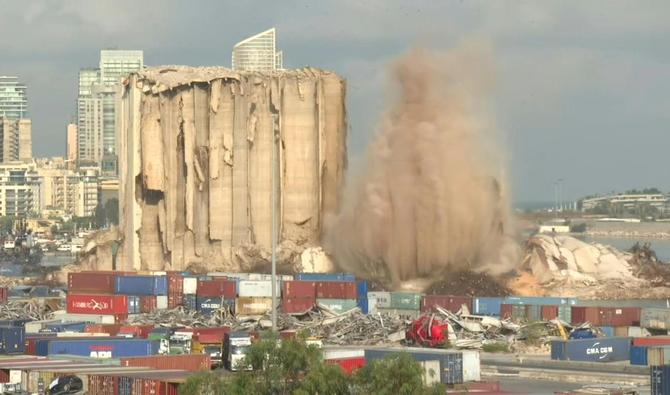 La totalité de la partie nord des silos à grains endommagés par l'explosion dévastatrice au port de Beyrouth en 2020 s'effondre. (Photo, AFP)