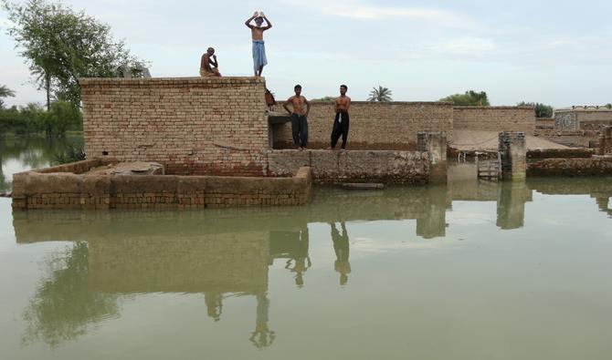 Des personnes touchées par les inondations attendent des secours dans le district de Dera Ghazi Khan, dans la province du Pendjab, le 29 août 2022. (Photo, AFP)