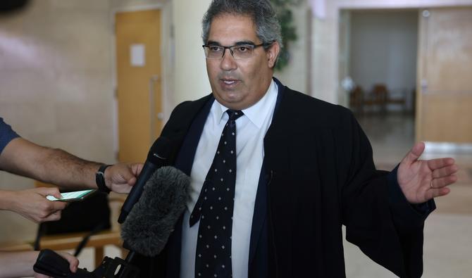 L'avocat palestinien Maher Hanna de l'ex-directeur de l'ONG World Vision dans la bande de Gaza, Mohammed Halabi, s'adresse à la presse au tribunal de district de Beer Sheva, le 30 août 2022. (Photo, AFP)