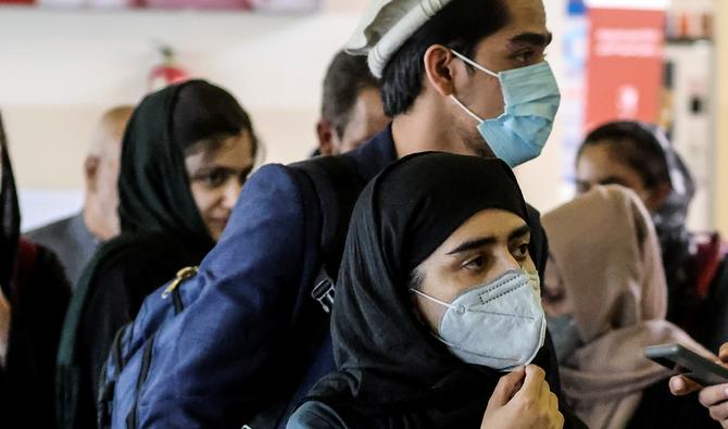 Les gens attendent avant d'embarquer dans un avion de Pakistan International Airlines, le premier vol commercial international à atterrir depuis que les talibans ont repris le pouvoir, à l'aéroport de Kaboul, le 13 septembre 2021. (Photo, AFP)