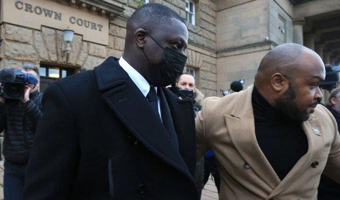 Le footballeur international de Manchester City et de France Benjamin Mendy part après une audience préliminaire au Chester Crown Court à Chester, dans le nord-ouest de l'Angleterre, le 22 février 2022. (Photo, AFP)