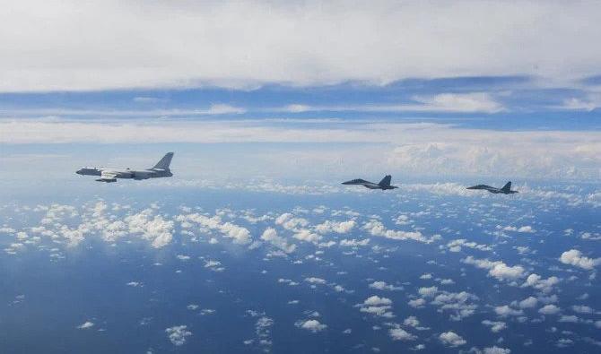 Le Commandement du théâtre oriental de l'Armée populaire de libération chinoise manœuvre un avion lors d'exercices d'entraînement au combat conjoints antérieurs autour de Taïwan. (Xinhua via AP)