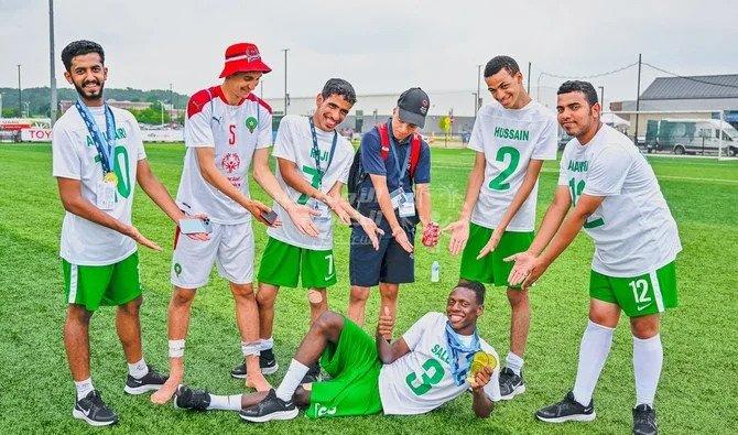 L'équipe d'Arabie saoudite pose avec ses médailles d'or à la Special Olympics Unified Cup 2022. (Twitter/@saudiarabiaso)