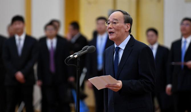 Le vice-président chinois Wang Qishan s'entretient avec des représentants du Comité d'amitié sino-russe pour la paix et le développement au Grand Palais du Peuple à Pékin, le 5 décembre 2019. (Fichier, AFP)