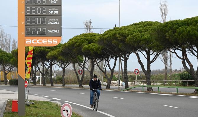 Le litre de supercarburant sans plomb 95 a reculé de près de 5 centimes, à 1,5690 euro. (Photo, AFP)