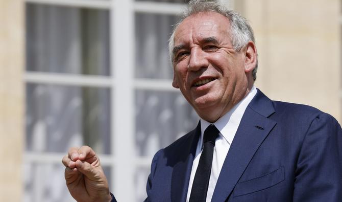 Le président du MoDem François Bayrou s'adresse aux médias après des entretiens avec le président français à l'Elysée, le 21 juin 2022. (Photo, AFP)