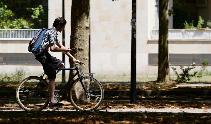 Un homme fait du vélo dans un parc à Bordeaux, le 18 juillet 2022. (Photo, AFP)