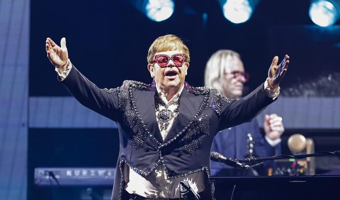 Elton John se produit sur scène lors de sa tournée «Farewell Yellow Brick Road» au Soldier Field, le 5 août 2022 à Chicago, Illinois. (Photo, AFP)
