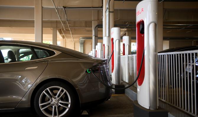 L'engouement pour les voitures 100% électriques n'en est pas moins spectaculaire: de 2% en 2019, elles sont passées à 12% des immatriculations de véhicules particuliers neufs en France sur les huit premiers mois de 2022. (Photo, AFP)