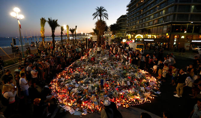 Sur cette photo d'archive prise le 17 juillet 2016, les gens se rassemblent devant un mémorial sur la Promenade des Anglais à Nice, en hommage aux victimes de l'attentat du 14 juillet qui a fait 84 morts. (Photo, AFP)