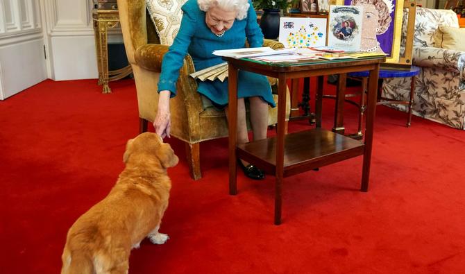 La reine Elizabeth II et Candy, son chien Corgis, le 4 février 2022. (Photo, AFP)
