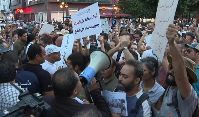 Des dizaines de militants et de journalistes ont manifesté vendredi à Tunis pour réclamer la libération d'un collègue placé en garde à vue depuis deux jours pour des soupçons de "terrorisme". Ghassen Ben Khlifa, chef du site d'information engagé Inhiyez, qui s'oppose à toute normalisation entre les pays arabes et Israël et défend farouchement la cause palestinienne, a été arrêté à son domicile mardi. (Photo, AFP)