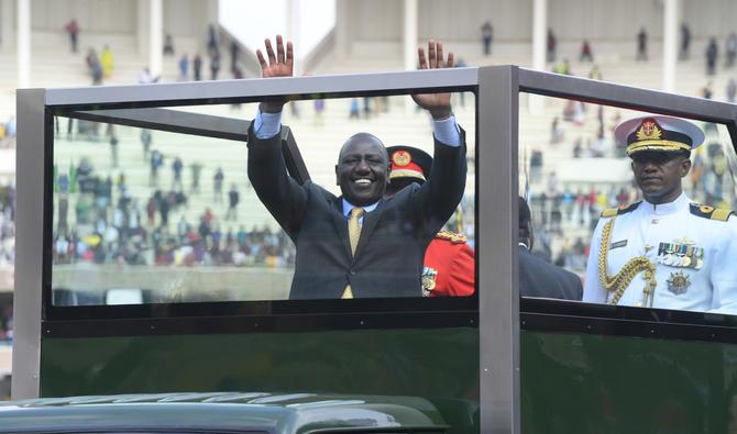 Le président kenyan William Ruto salue la foule derrière une vitre pare-balles au Moi International Sports Centre Kasarani à Nairobi, au Kenya, le 13 septembre 2022 à l'issue de la cérémonie d'inauguration. (Photo, AFP)