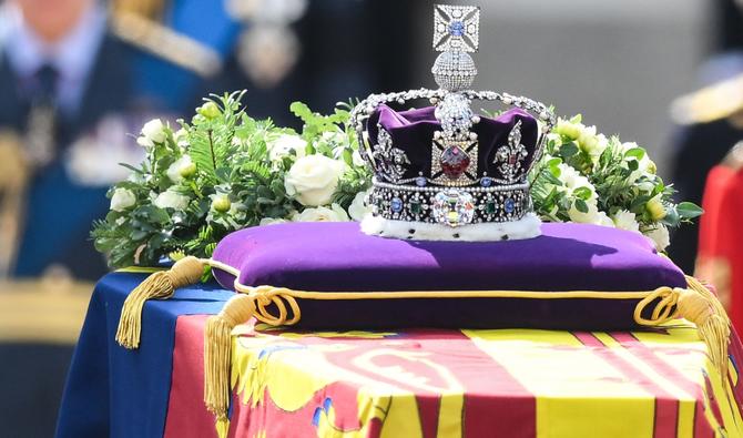 Edifiée sur un cadre en or et l'intérieur garni d'une toque de velours pourpre, la couronne impériale est ornée de 2 868 diamants, et de nombreuses pierres précieuses, dont 17 saphirs, 11 émeraudes et 269 perles. (Photo, AFP)